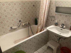 Combined shower/tub, hair dryer - Ski in, ski out, from the bed onto the board..... Living right in the ski area at 2000m (Thyon)