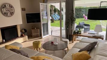 Jeux vidéo, table de tennis de table, livres, vidéothÚque