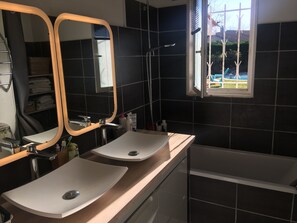 Combined shower/tub, hair dryer - Villa (Saint-Jean-d'Illac)