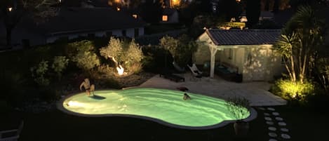 Een buitenzwembad en een verwarmd zwembad