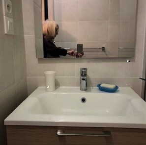 Ensemble douche/baignoire, sèche-cheveux, papier toilette