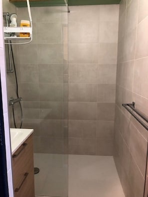 Duschwanne, Haartrockner, Toilettenpapier