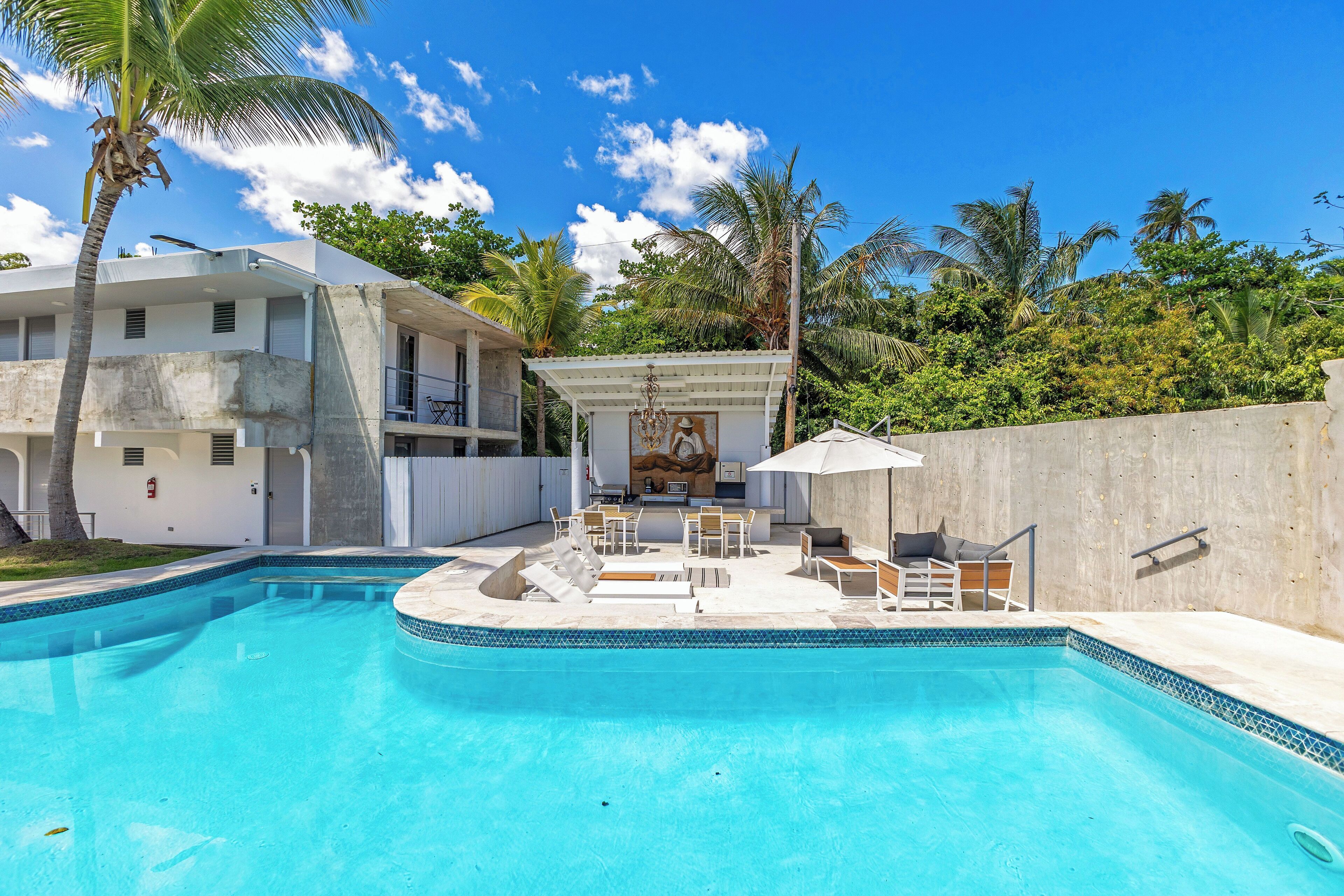 Una piscina al aire libre