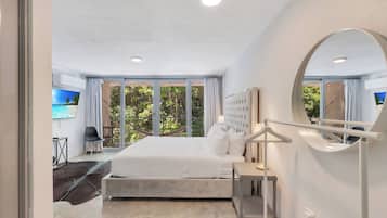 Tabla de planchar con plancha, wifi gratis y ropa de cama
