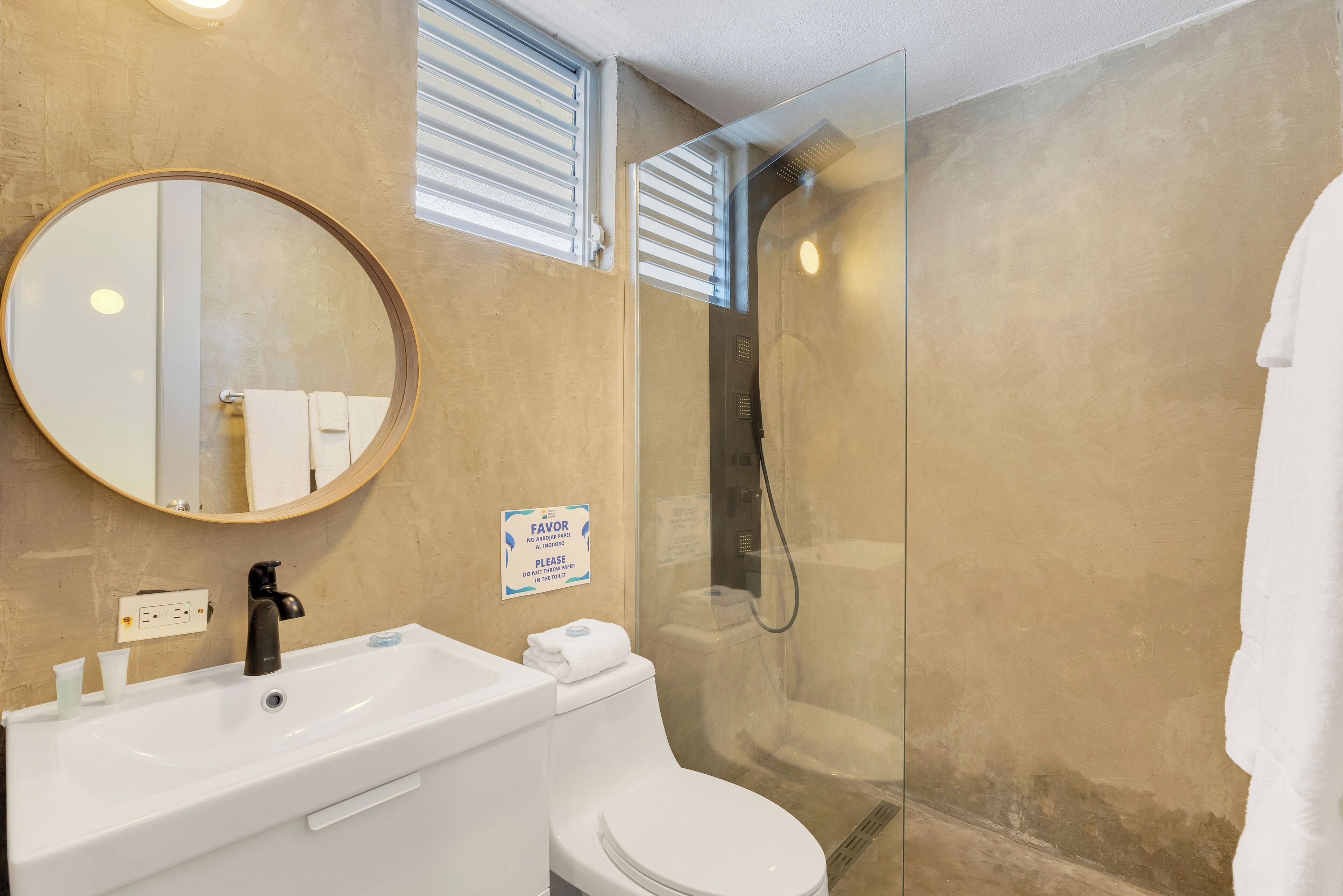 basic room | bathroom | shower, towels