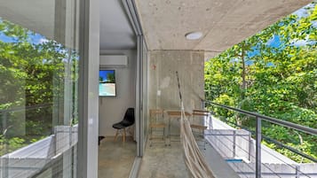 Tabla de planchar con plancha, wifi gratis y ropa de cama
