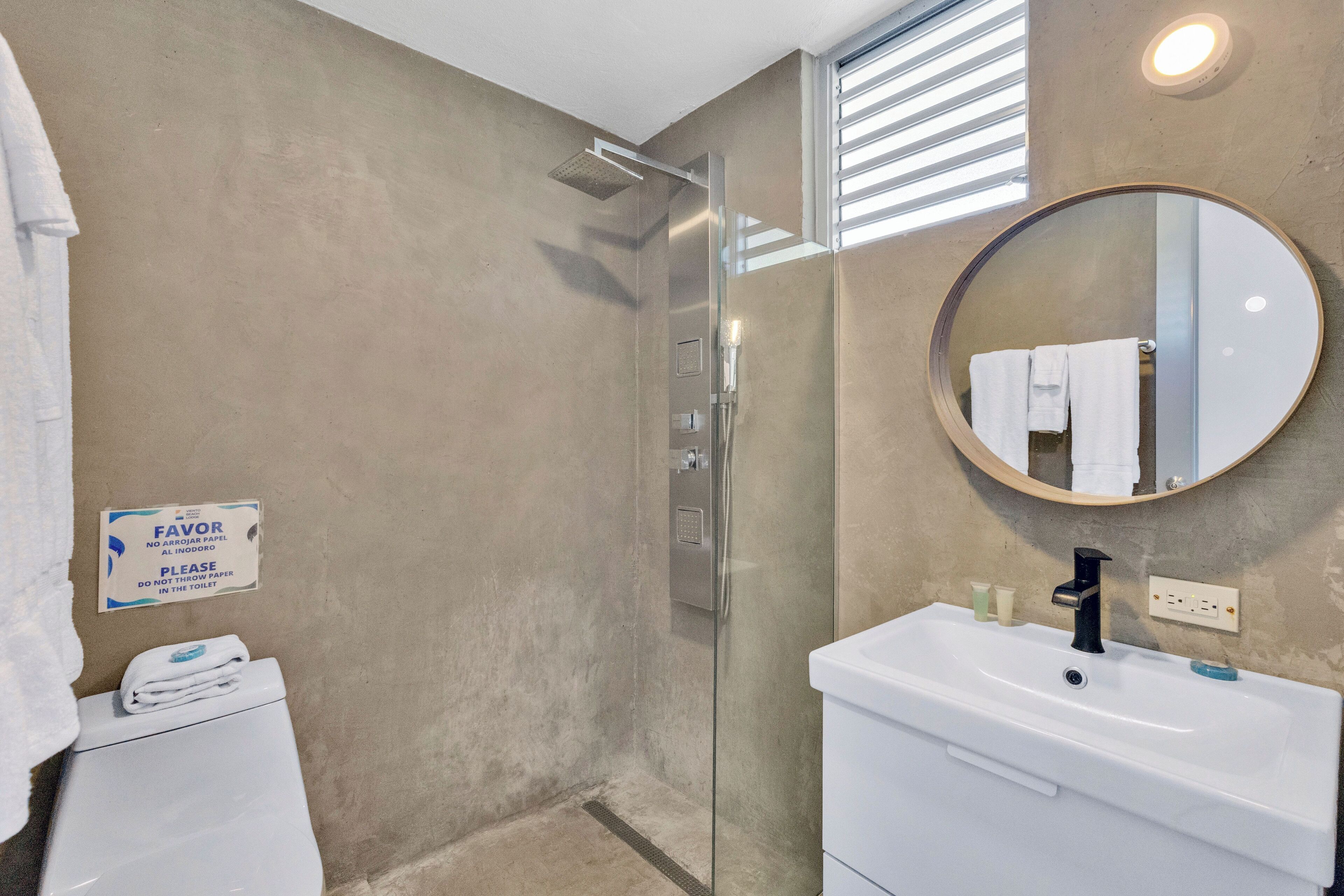 basic room | bathroom | shower, towels