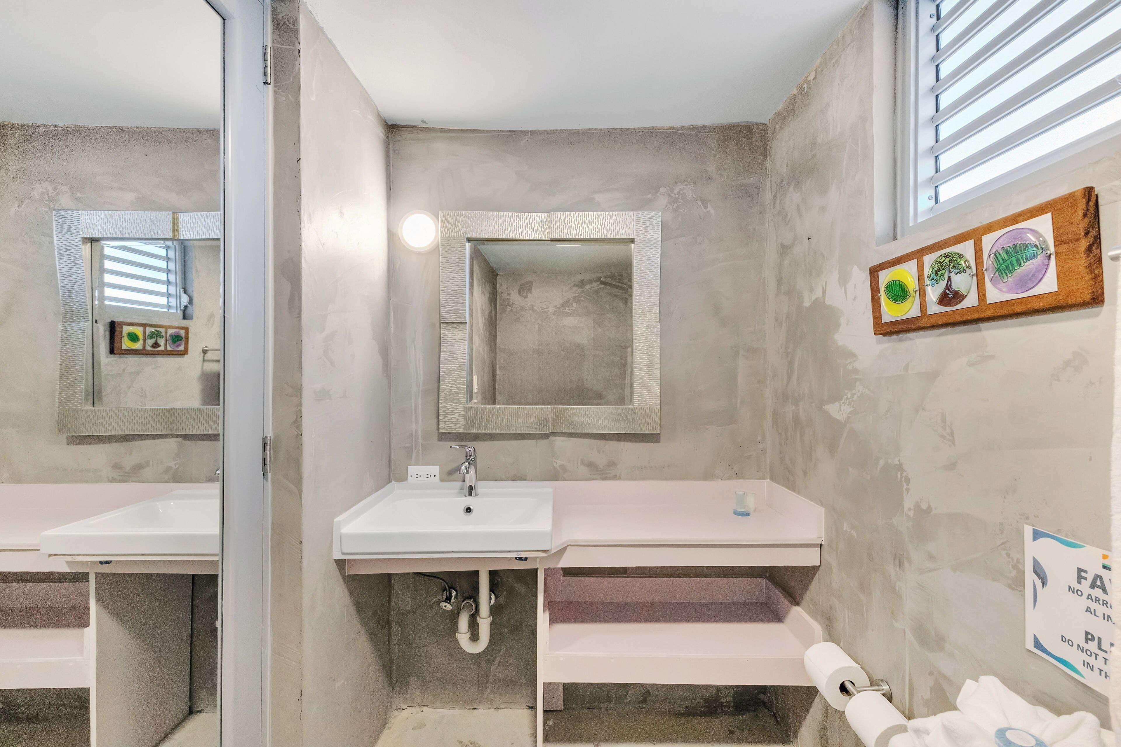 deluxe room | bathroom | shower, towels