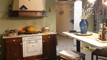 Fridge, oven, stovetop, coffee/tea maker