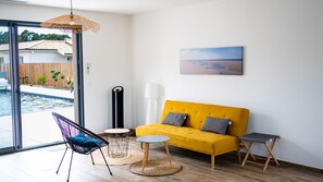 TV connectée, livres, chaîne hi-fi