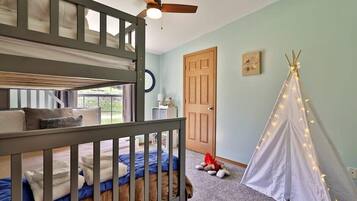 3 bedrooms, desk, iron/ironing board, travel crib