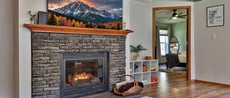 3 chambres, bureau, fer et planche à repasser, lit de bébé portatif