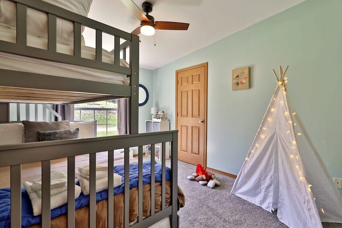 3 Schlafzimmer, Schreibtisch, Bügeleisen/Bügelbrett, Reisekinderbett