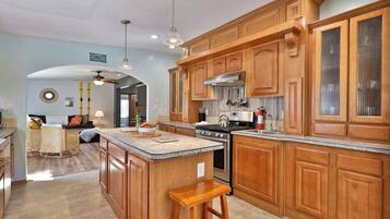 Kjøleskap, mikrobølgeovn, ovn og kokeplater