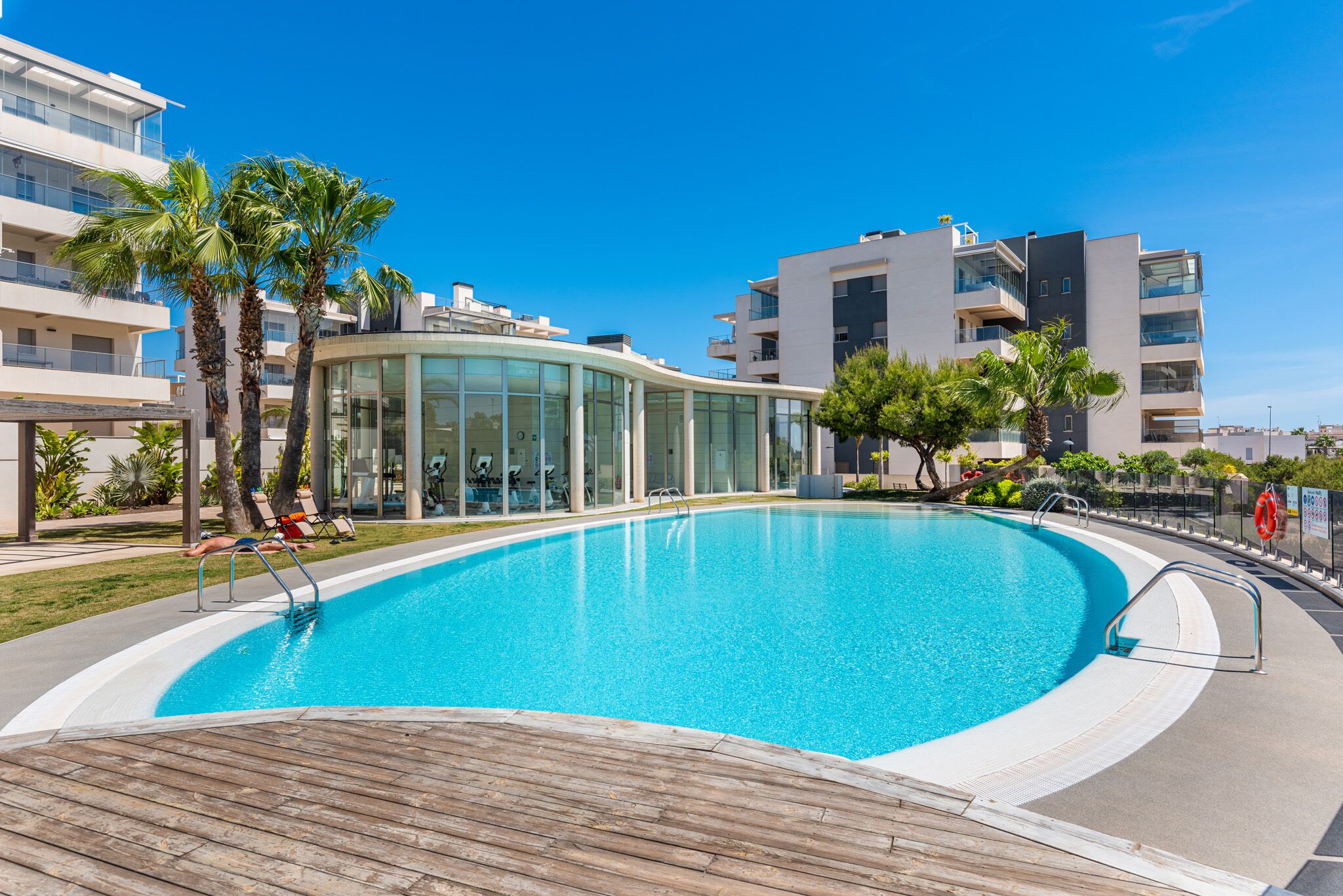 Una piscina techada, una piscina al aire libre