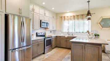 Refrigerador, microondas, horno y parrilla de estufa