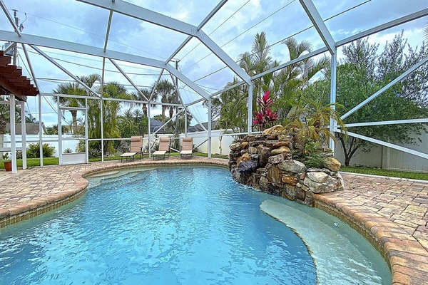 Een buitenzwembad en een verwarmd zwembad