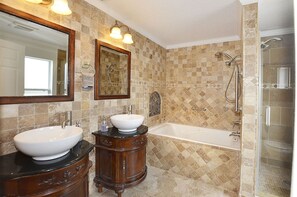 Bathtub, jetted tub, hair dryer, towels - Newly Furnished, Solar Heated pool, Game room, 10 mins from Beach (Sebastian)