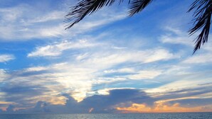 A beach with a view of the ocean and a sunset. - Newly Furnished, Solar Heated pool, Game room, 10 mins from Beach (Sebastian)