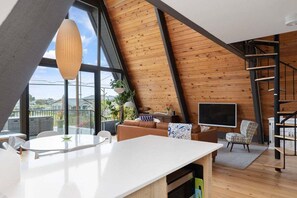 Smart-TV, Kamin, Bücher, Computerbildschirme