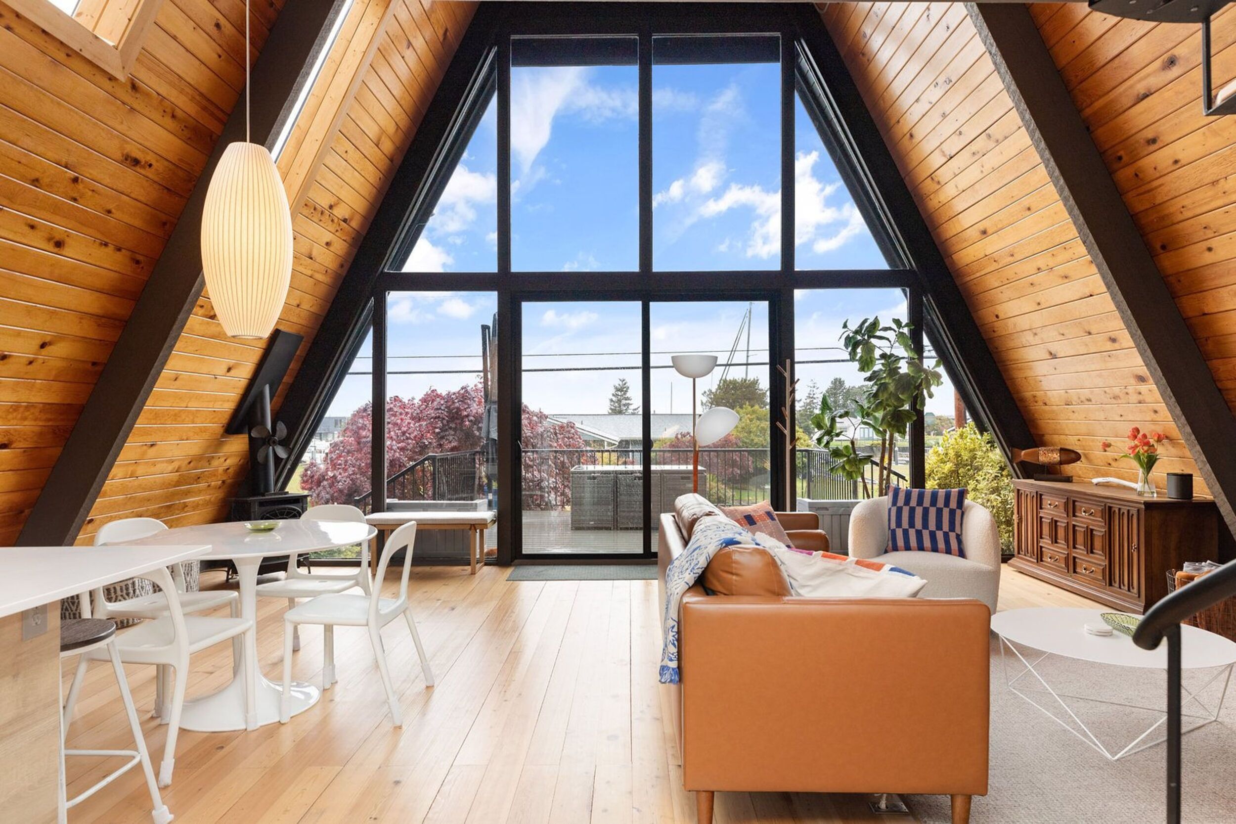 Smart TV, fireplace, stereo, offices