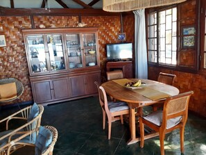 Dining - Tit' Case en Paille, facing the ocean! (Saint Paul)