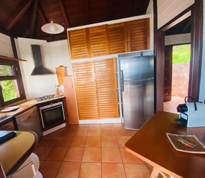 ثلاجة، ميكروويف، فرن، موقد طهي مسطح