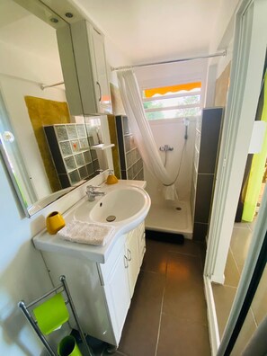 Bathtub, hair dryer, towels, toilet paper - Quiet villa in Bouillante with sea view, private saltwater pool & Creole carbet (Bouillante)