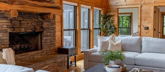 Luxury 5 BR Cabin with Hot Tub and Views! 