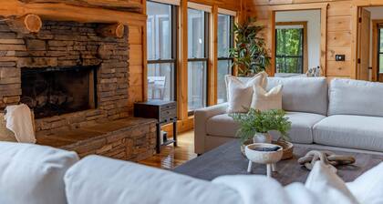 Luxury 5 BR Cabin with Hot Tub and Views!