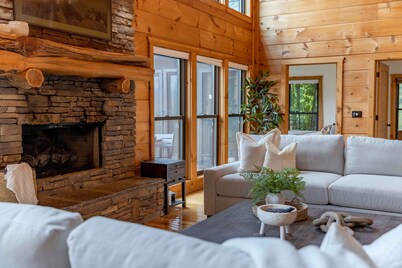 Luxury 5 BR Cabin with Hot Tub and Views!