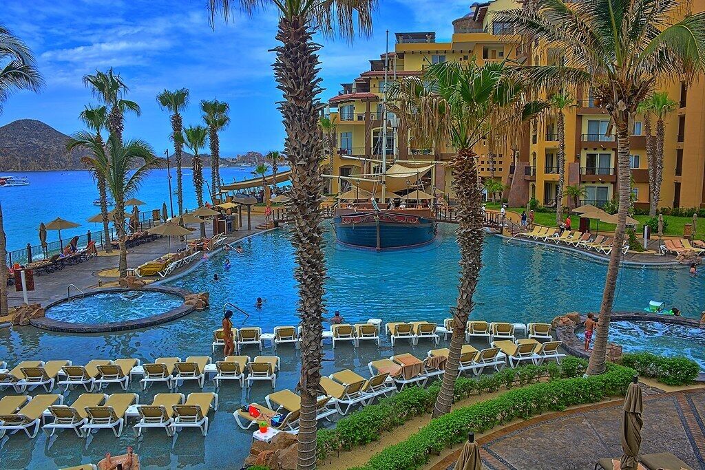 Una piscina al aire libre, una piscina climatizada