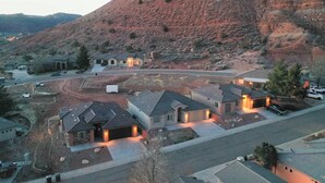 Una zona residencial con casas, una carretera y una montaña al fondo.