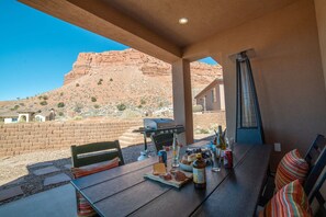 Outdoor dining - Searchers Hideaway at Kanab -  Zion National Park (Kanab)