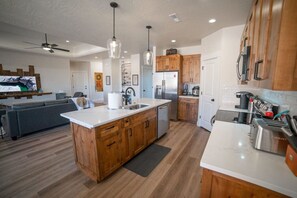 Een koelkast, een microgolfoven, een oven, een kookplaat