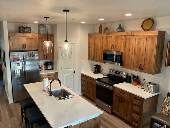 Een koelkast, een microgolfoven, een oven, een kookplaat