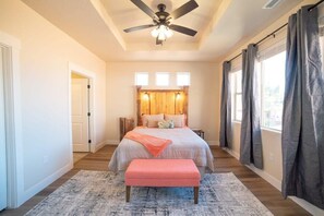3 bedrooms, desk, iron/ironing board, WiFi - Red Canyon Bunkhouse at Kanab -  Grand Canyon (Kanab)