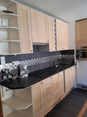 Fridge, microwave, oven, coffee/tea maker