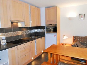 Fridge, microwave, oven, coffee/tea maker