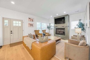 Televisio, takka, työhuone