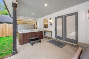 Outdoor spa tub - Golf Simulator | Hot Tub | Game Room | Fire Pit (Lexington)