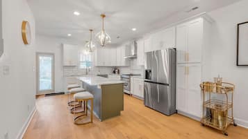 Een koelkast, een microgolfoven, een oven, een kookplaat