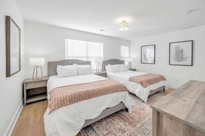 5 bedrooms, iron/ironing board, WiFi, bed sheets - Golf Simulator | Hot Tub | Game Room | Fire Pit (Lexington)