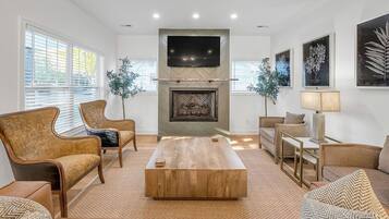 Televisie, een open haard en een kantoor