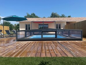 Una piscina al aire libre, una piscina climatizada