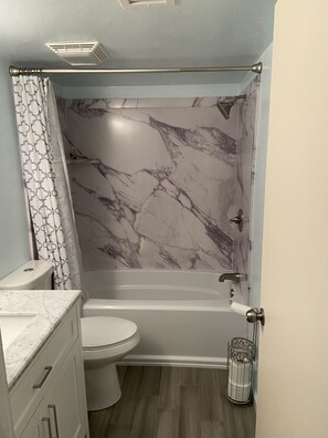 Combined shower/bathtub, hair dryer, towels, soap - Steps to Sugar Loaf Trail • 2 Baths • King bed • 1200 SqFt (Sedona)
