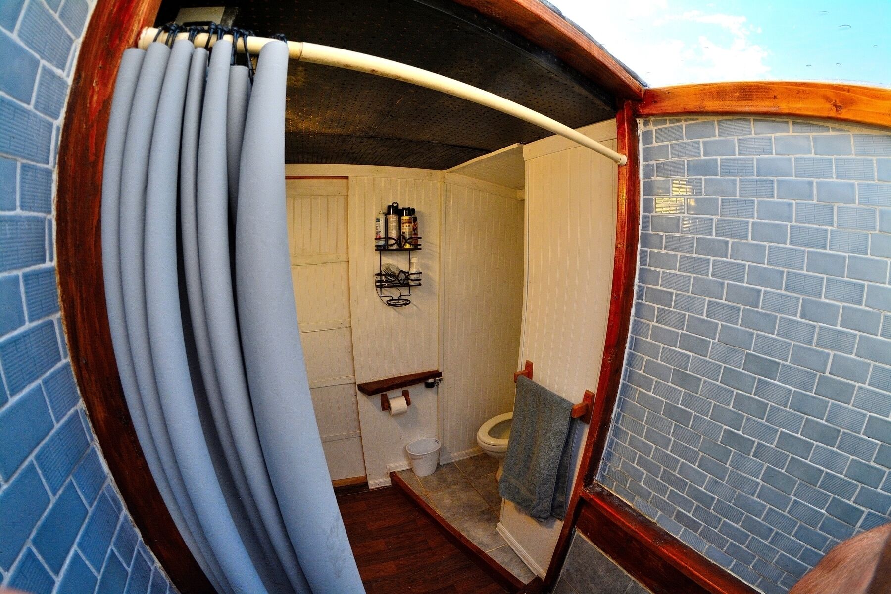 Cabaña, varias camas | Baño | Regadera y toallas 