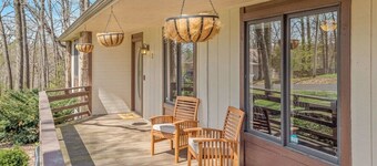 Cozy Bike‑In/Out Retreat | Fire Pit, King Bed & Pet‑Friendly