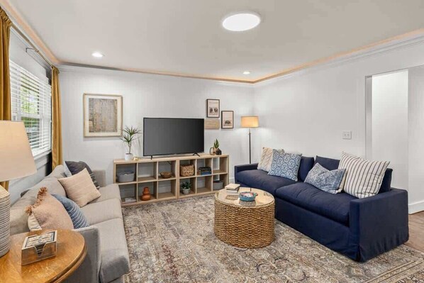 Télévision, cheminée, espaces bureaux