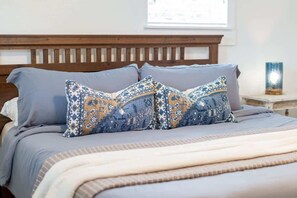3 habitaciones, ropa de cama de alta calidad y escritorio 